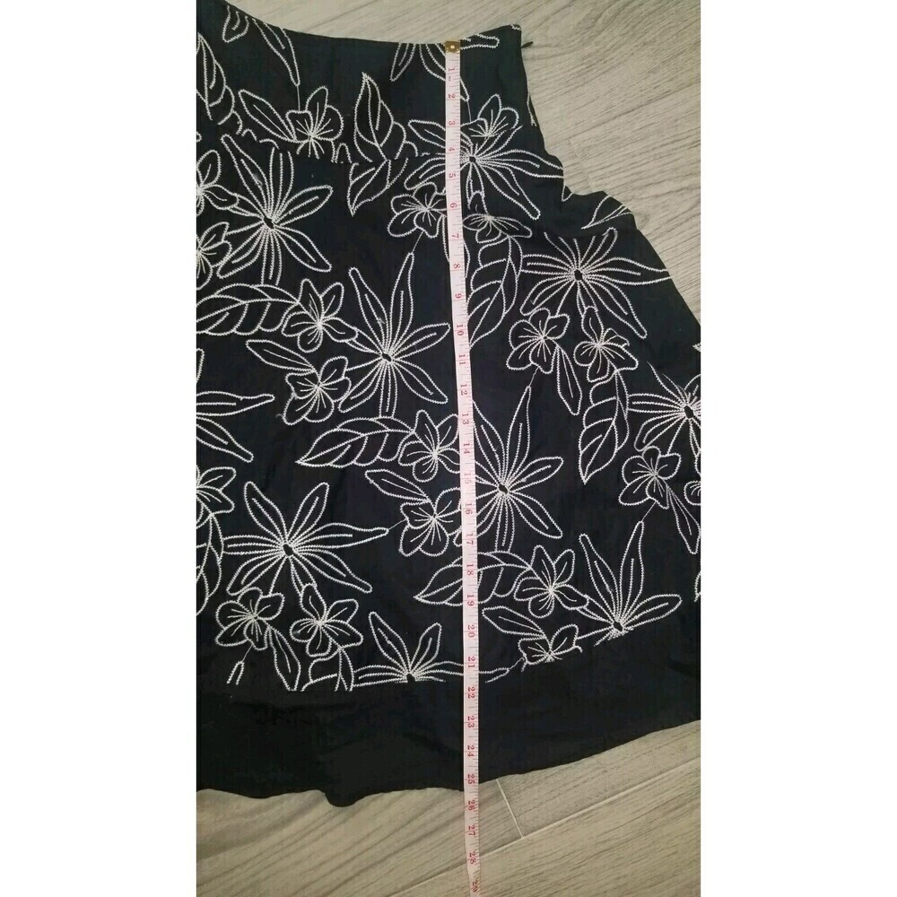 White House Black Market Embroidered Floral Skirt Size 0 Office Elegant N38 - Picture 3 of 5
